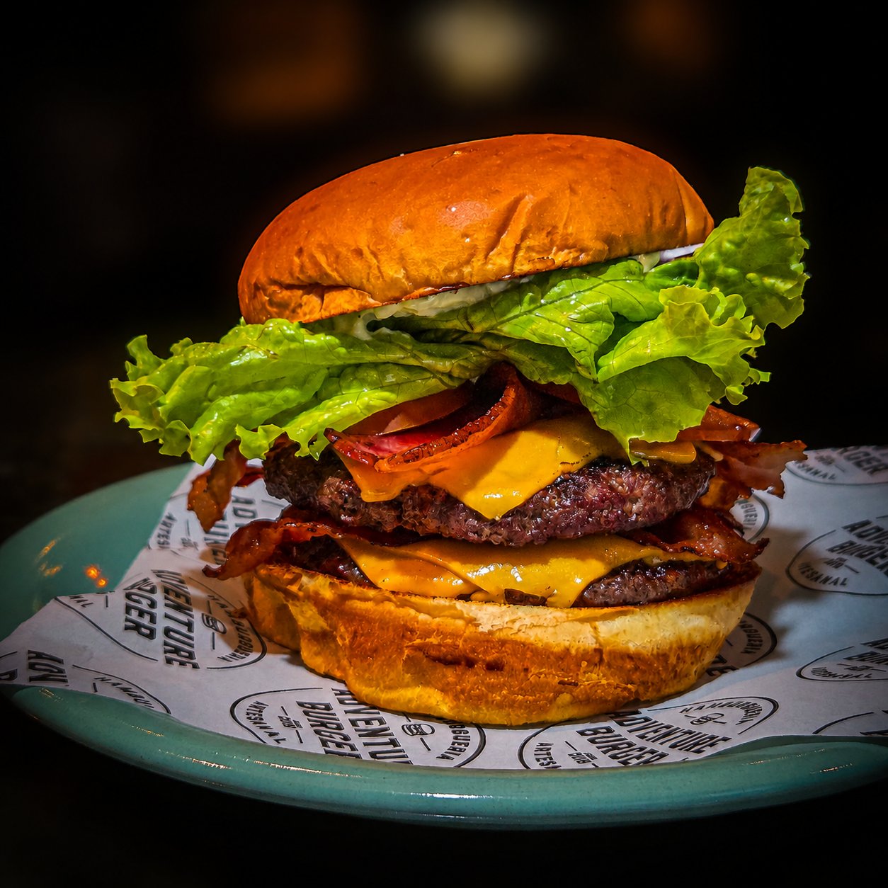 Duplo Burguer — dois hambúrgueres com bacon, cheddar e alface